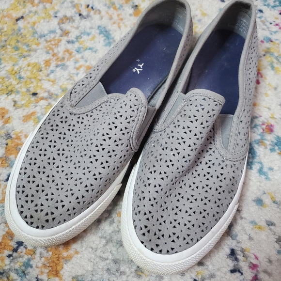 Lasercut Sperry slip ons - Picture 2 of 9